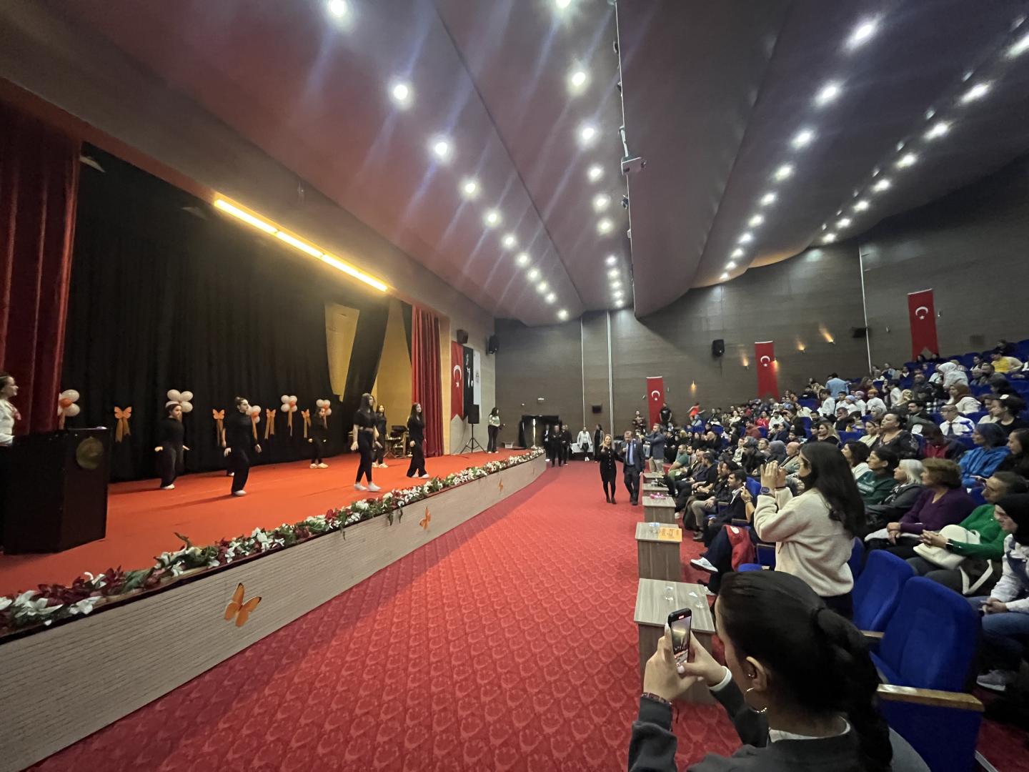 Engelliler Günü Etkinliğinde Öğrencilerimiz Dans Gösterisi Yaptılar